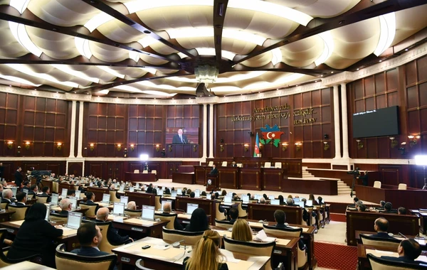 Prezidentin iştirakı ilə Milli Məclisin yeni tərkibdə ilk iclası başladı