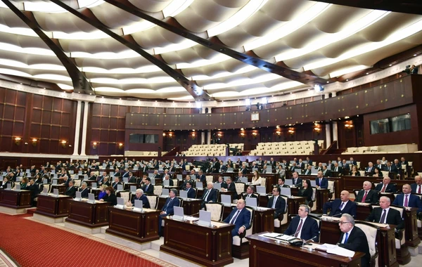 Prezidentin iştirakı ilə Milli Məclisin yeni tərkibdə ilk iclası başladı