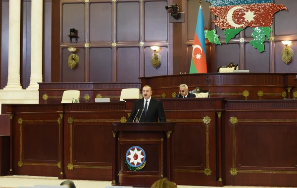 Prezidentin iştirakı ilə Milli Məclisin yeni tərkibdə ilk iclası başladı