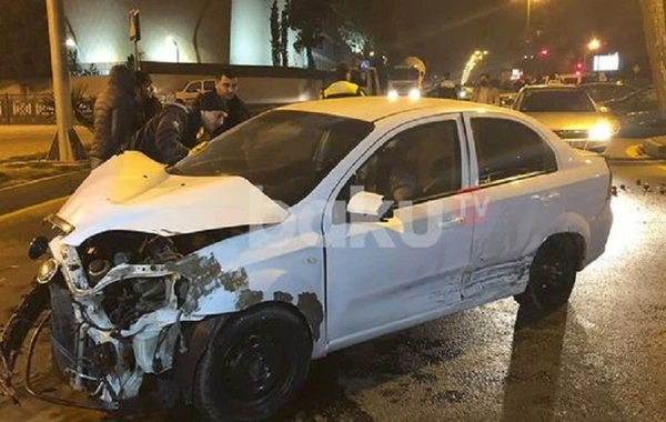 Bakıda iki avtomobil toqquşub, xəsarət alan var - VİDEO