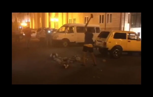 В Карабахе армянин ухаживал за могилой героя Азербайджана - Его заставили извиниться