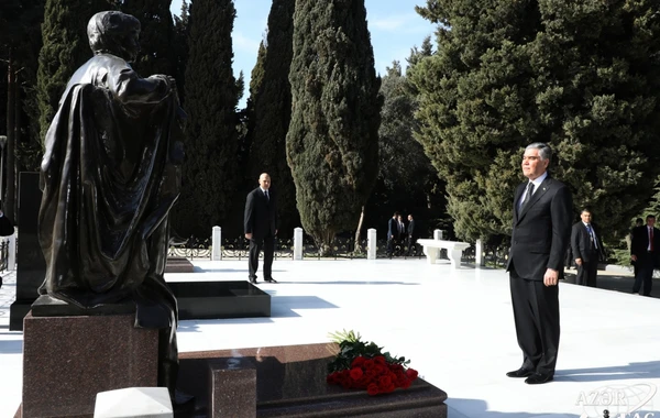 Türkmənistan Prezidenti Fəxri xiyabanı ziyarət edib - FOTO