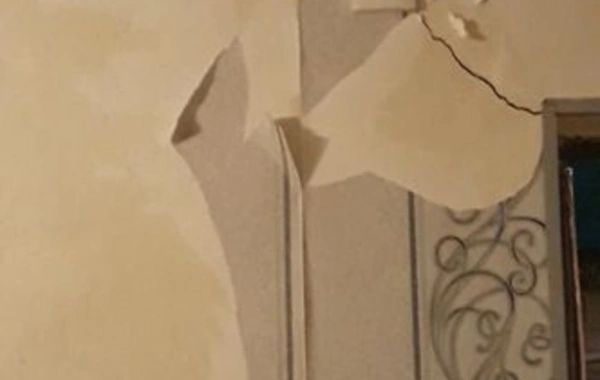 Bakıda tikinti evi qəzalı vəziyyətə salıb, “yaşayış təhlükəlidir” rəyi verilib - FOTO