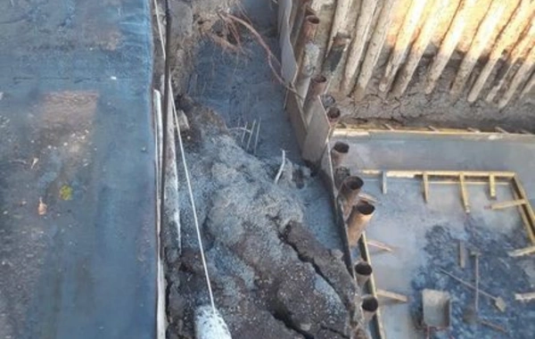 Bakıda tikinti evi qəzalı vəziyyətə salıb, “yaşayış təhlükəlidir” rəyi verilib - FOTO