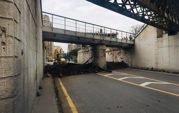 Bakıda dəmir yolu körpüsü sökülür - FOTO
