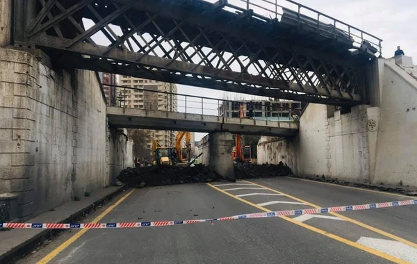 Bakıda dəmir yolu körpüsü sökülür - FOTO