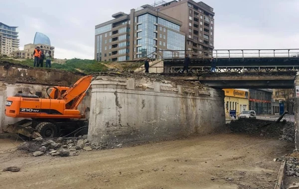 Bakıda dəmir yolu körpüsü sökülür - FOTO