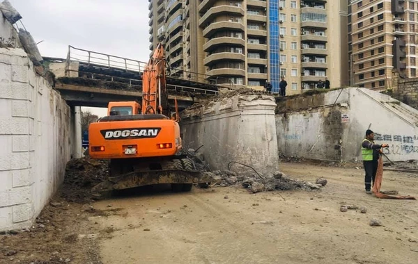 Bakıda dəmir yolu körpüsü sökülür - FOTO