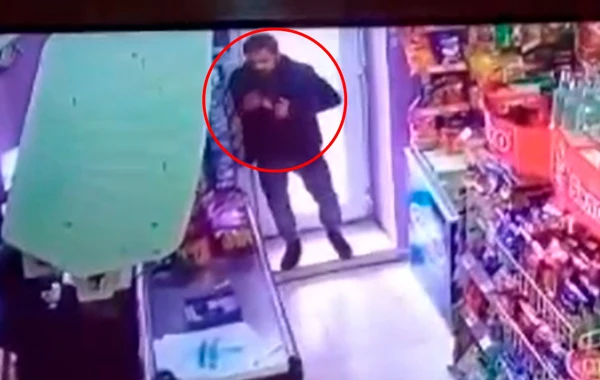 Pul xırdalamaq istəyən şəxsin əməli anbaan kameraya düşdü - VİDEO