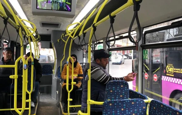 В Баку в автобусах установлены емкости с дезинфицирующим раствором - ФОТО