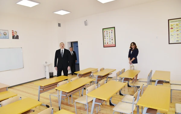 Ильхам и Мехрибан Алиевы на открытии жилого комплекса в Говсане - ФОТО