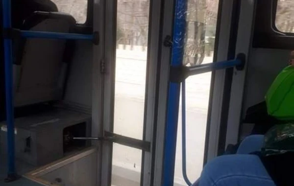 Позорная ситуация: как в бакинском автобусе предлагают дезинфицировать руки - ФОТО