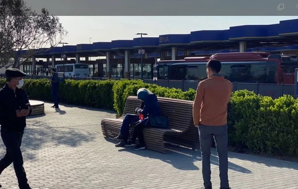 На территории Транспортного обменного центра "Кероглу" запрещено садиться на скамьи