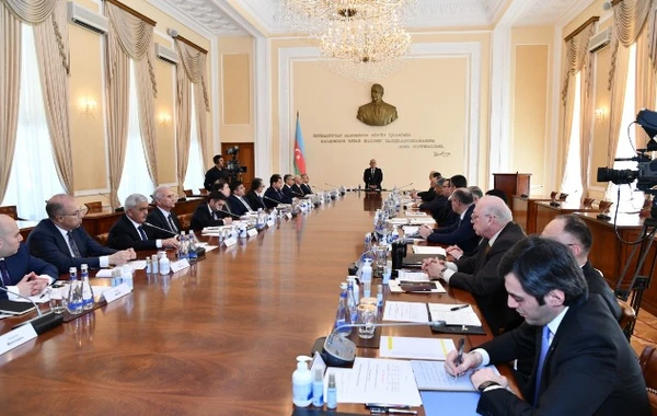 Milli Məclisdə deputat nazirlərə irad tutdu
