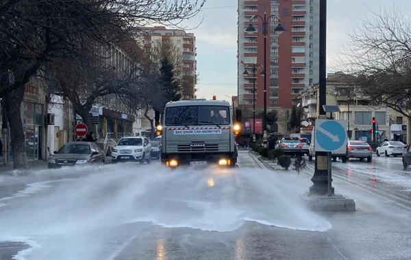 Bakı yolları yeni yuyucu vasitələrlə dən istifadə olunur - FOTO