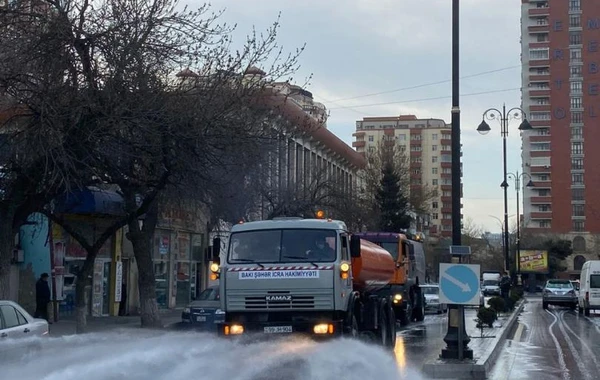 Bakı yolları yeni yuyucu vasitələrlə dən istifadə olunur - FOTO