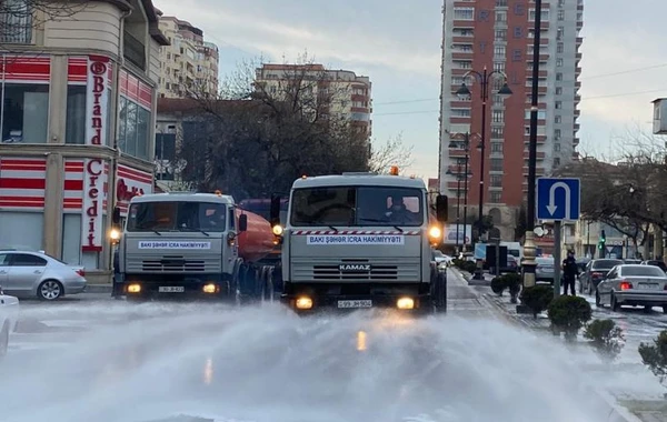 Bakı yolları yeni yuyucu vasitələrlə dən istifadə olunur - FOTO