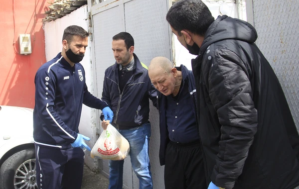 "Sumqayıt"ın futbolçuları “Evdə qal, sağlam qal” aksiyası çərçivəsində yaşlı sakinlərə baş çəkib - FOTO