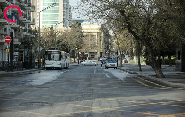 Küçəyə çıxmağa qadağa qoyulsa da... - FOTO