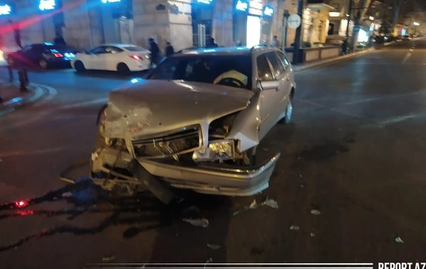 В центре Баку произошло ДТП: один из автомобилей перевернулся – ФОТО