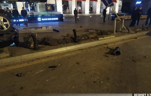 В центре Баку произошло ДТП: один из автомобилей перевернулся – ФОТО