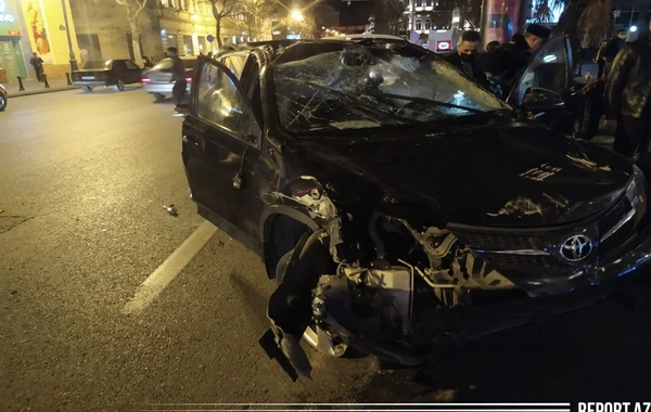 В центре Баку произошло ДТП: один из автомобилей перевернулся – ФОТО