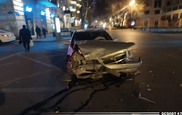 В центре Баку произошло ДТП: один из автомобилей перевернулся – ФОТО