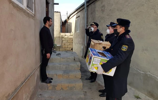Bakı polisi “Evdə qal” aksiyasına əməl edənlərə yardım etdi - FOTO
