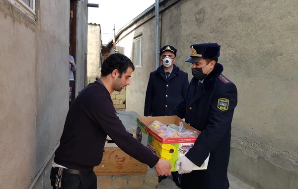 Bakı polisi “Evdə qal” aksiyasına əməl edənlərə yardım etdi - FOTO