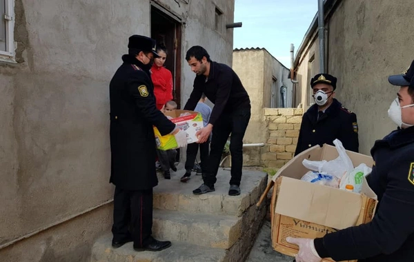 Bakı polisi “Evdə qal” aksiyasına əməl edənlərə yardım etdi - FOTO