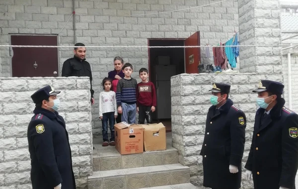 Bakı polisi “Evdə qal” aksiyasına əməl edənlərə yardım etdi - FOTO