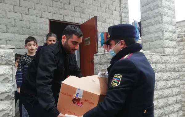 Bakı polisi “Evdə qal” aksiyasına əməl edənlərə yardım etdi - FOTO
