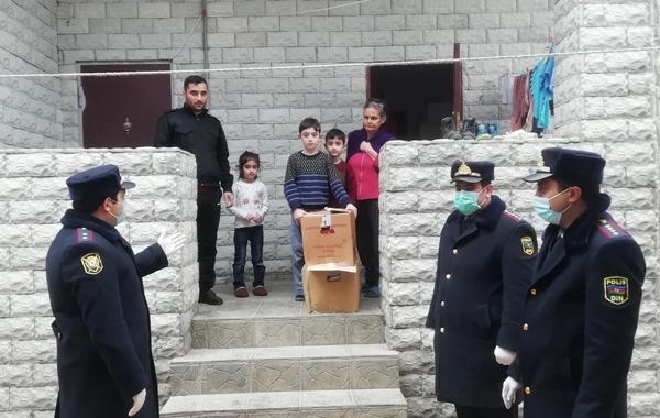 Bakı polisi “Evdə qal” aksiyasına əməl edənlərə yardım etdi - FOTO