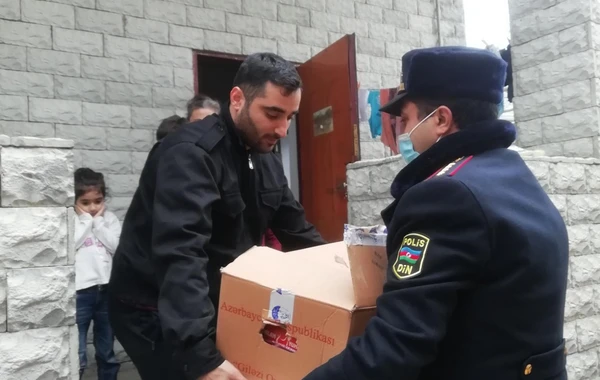 Bakı polisi “Evdə qal” aksiyasına əməl edənlərə yardım etdi - FOTO