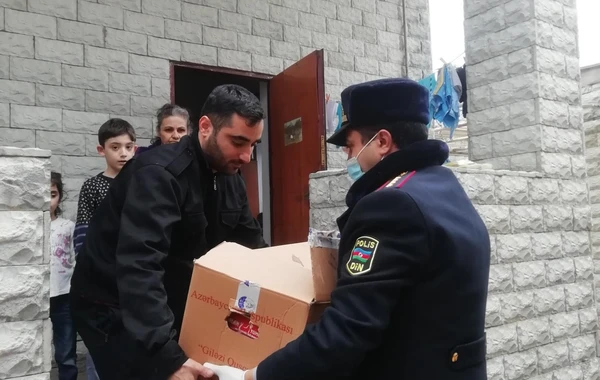 Bakı polisi “Evdə qal” aksiyasına əməl edənlərə yardım etdi - FOTO