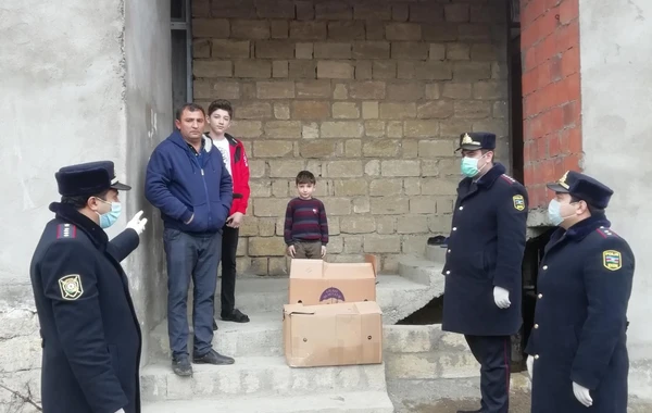 Bakı polisi “Evdə qal” aksiyasına əməl edənlərə yardım etdi - FOTO