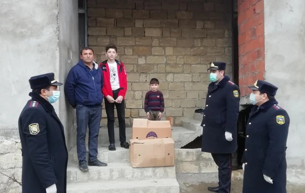 Bakı polisi “Evdə qal” aksiyasına əməl edənlərə yardım etdi - FOTO