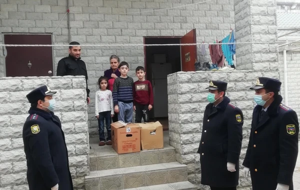 Bakı polisi “Evdə qal” aksiyasına əməl edənlərə yardım etdi - FOTO