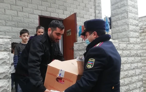 Bakı polisi “Evdə qal” aksiyasına əməl edənlərə yardım etdi - FOTO