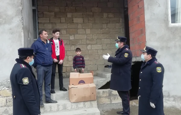 Bakı polisi “Evdə qal” aksiyasına əməl edənlərə yardım etdi - FOTO