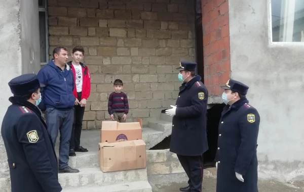 Bakı polisi “Evdə qal” aksiyasına əməl edənlərə yardım etdi - FOTO
