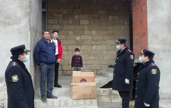 Bakı polisi “Evdə qal” aksiyasına əməl edənlərə yardım etdi - FOTO