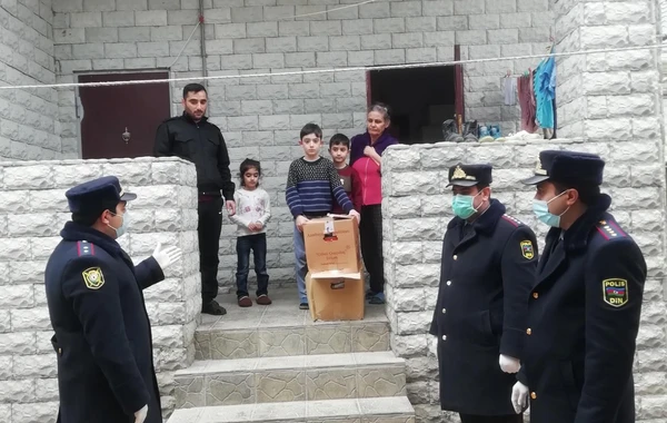 Bakı polisi “Evdə qal” aksiyasına əməl edənlərə yardım etdi - FOTO