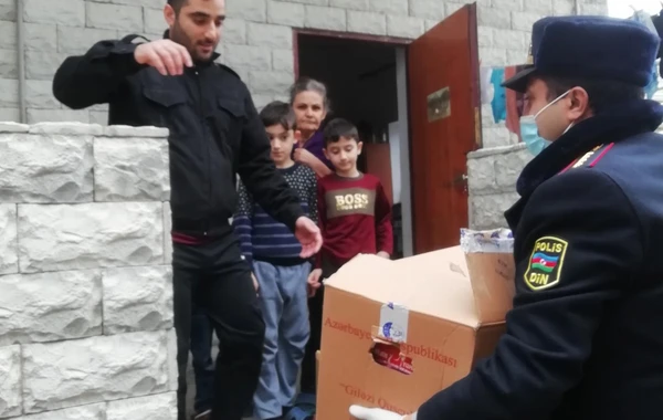 Bakı polisi “Evdə qal” aksiyasına əməl edənlərə yardım etdi - FOTO