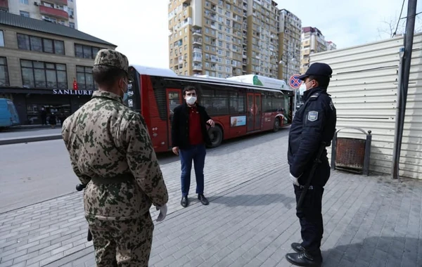 Polis və Daxili Qoşunların hərbçiləri xüsusi karantin rejimini pozanları aşkarlayır - FOTO