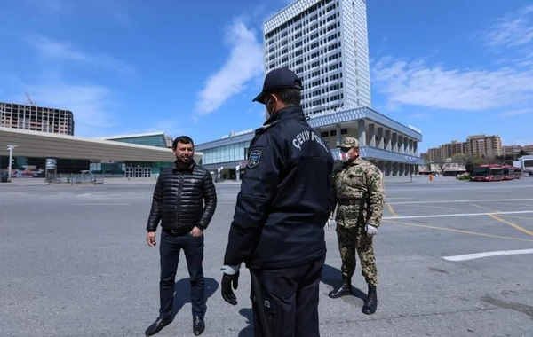 Polis və Daxili Qoşunların hərbçiləri xüsusi karantin rejimini pozanları aşkarlayır - FOTO