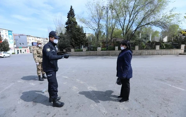 Polis və Daxili Qoşunların hərbçiləri xüsusi karantin rejimini pozanları aşkarlayır - FOTO