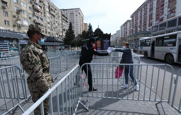 Polis və Daxili Qoşunların hərbçiləri xüsusi karantin rejimini pozanları aşkarlayır - FOTO