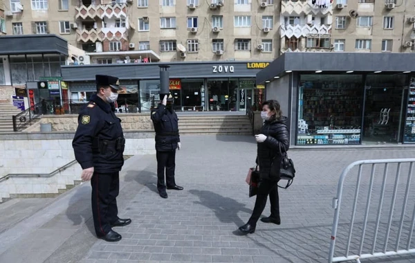 Polis və Daxili Qoşunların hərbçiləri xüsusi karantin rejimini pozanları aşkarlayır - FOTO