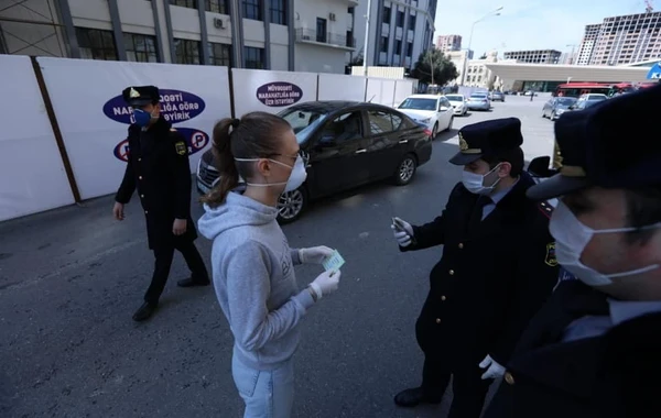 Polis və Daxili Qoşunların hərbçiləri xüsusi karantin rejimini pozanları aşkarlayır - FOTO